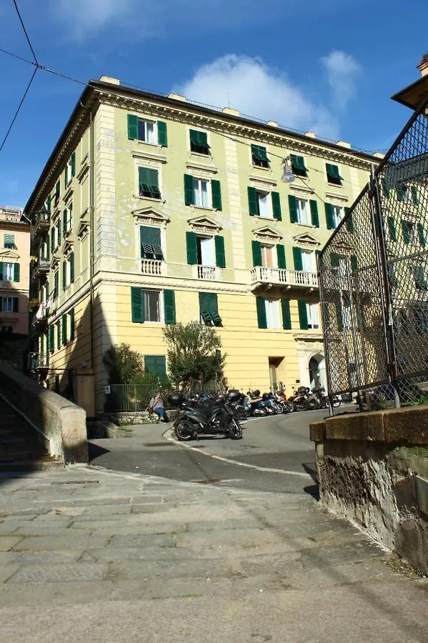 A Due Passi Dal Centro Bed & Breakfast Cenova İtalya