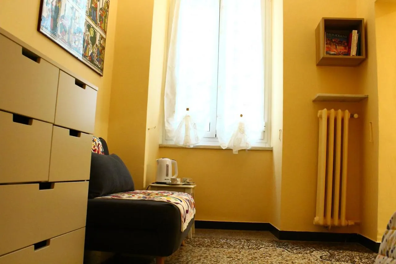 A Due Passi Dal Centro Bed & Breakfast Cenova İtalya