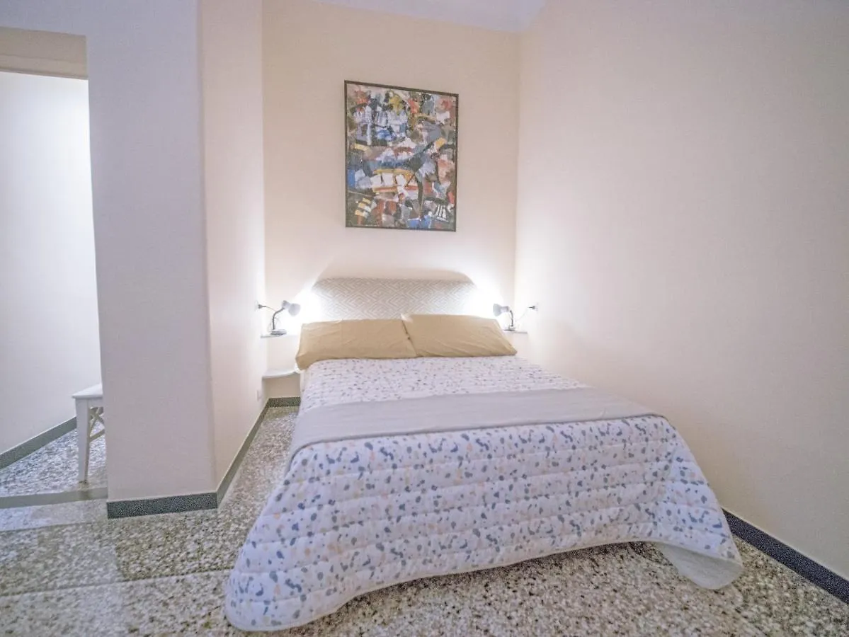 Bed and Breakfast A Due Passi Dal Centro Генуя