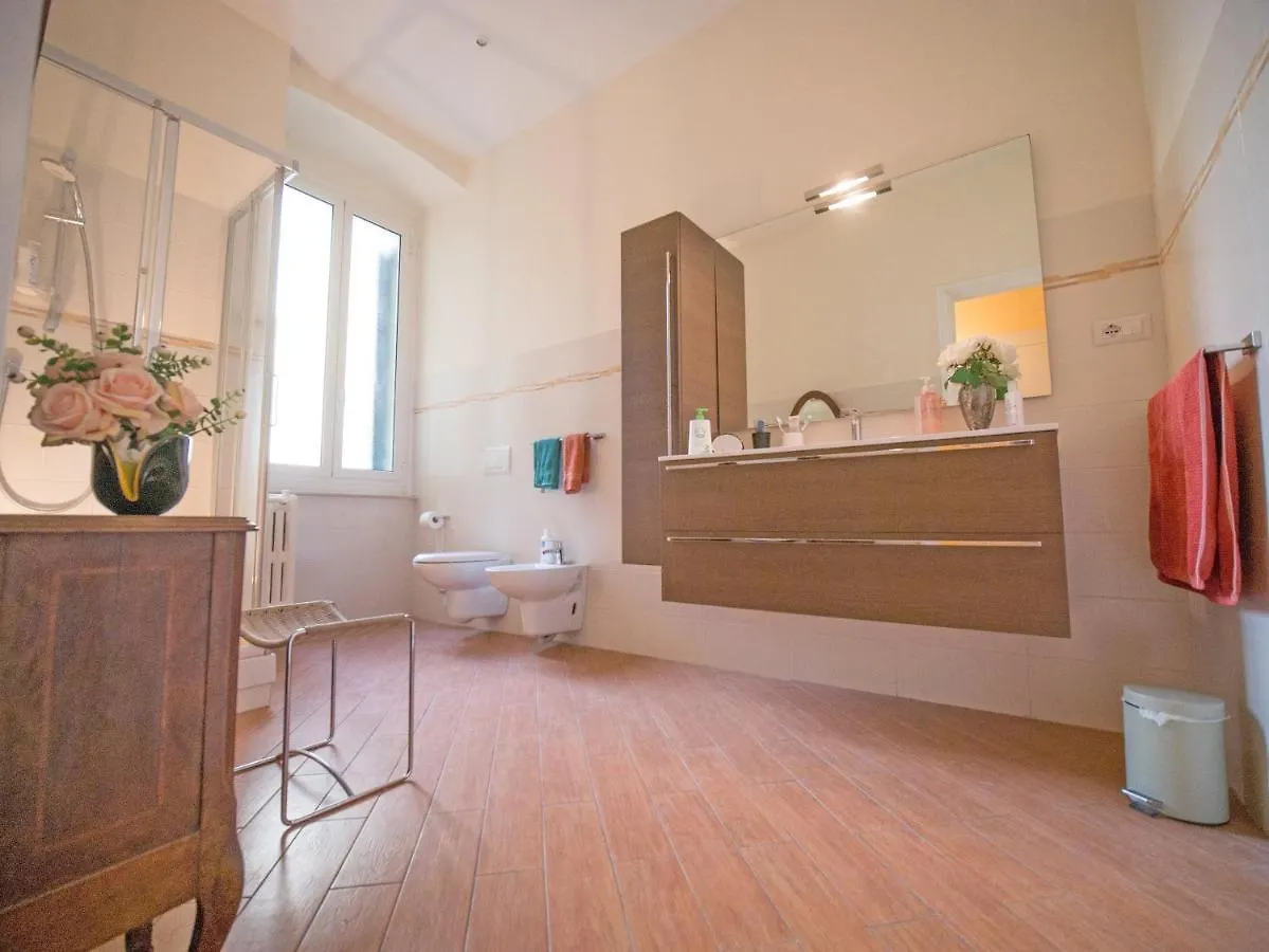 Bed and Breakfast A Due Passi Dal Centro Генуя