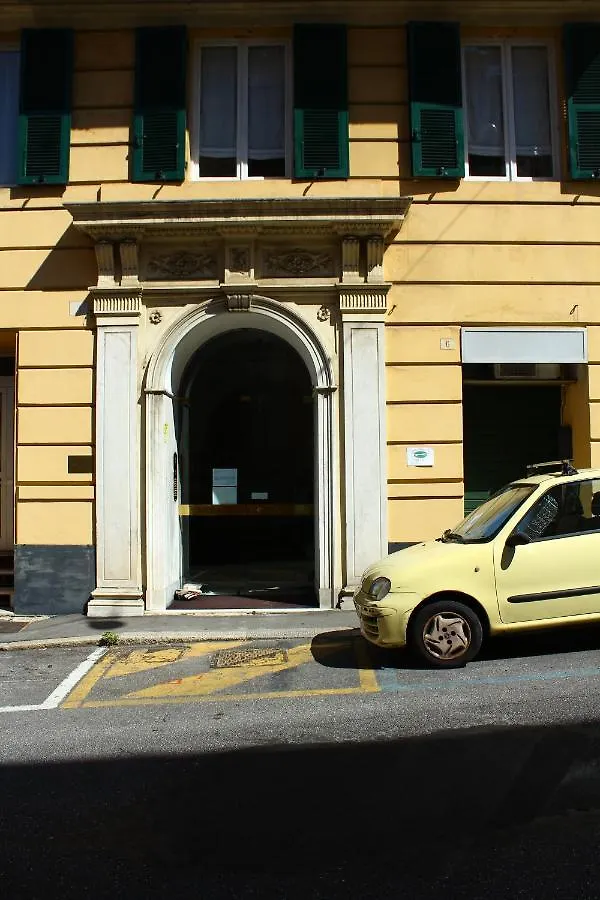Bed and Breakfast A Due Passi Dal Centro Генуя Италия